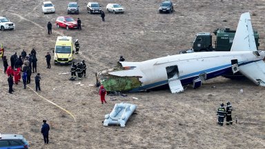 Пътнически самолет се разби до крайбрежния казахстански град Актау, поне 42 са жертвите (видео)