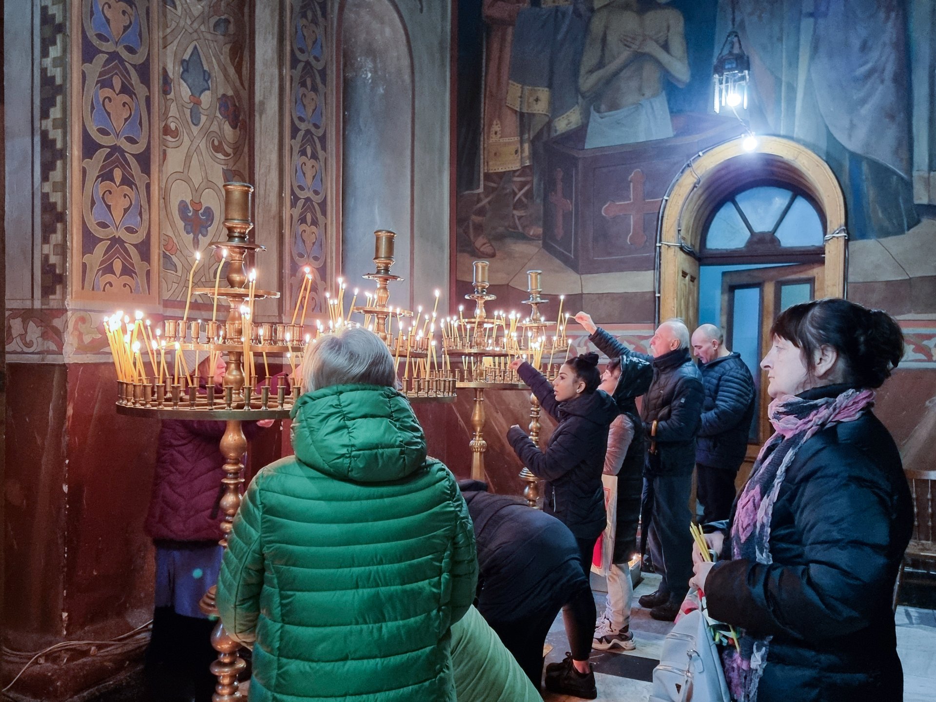 С Рождество Христово се поздравиха миряните в катедралния храм „Св. вмчк Димитър Солунски” във Видин. След Светата литургия отец Методи прочете Патриаршеското и синодално Рождественско послание