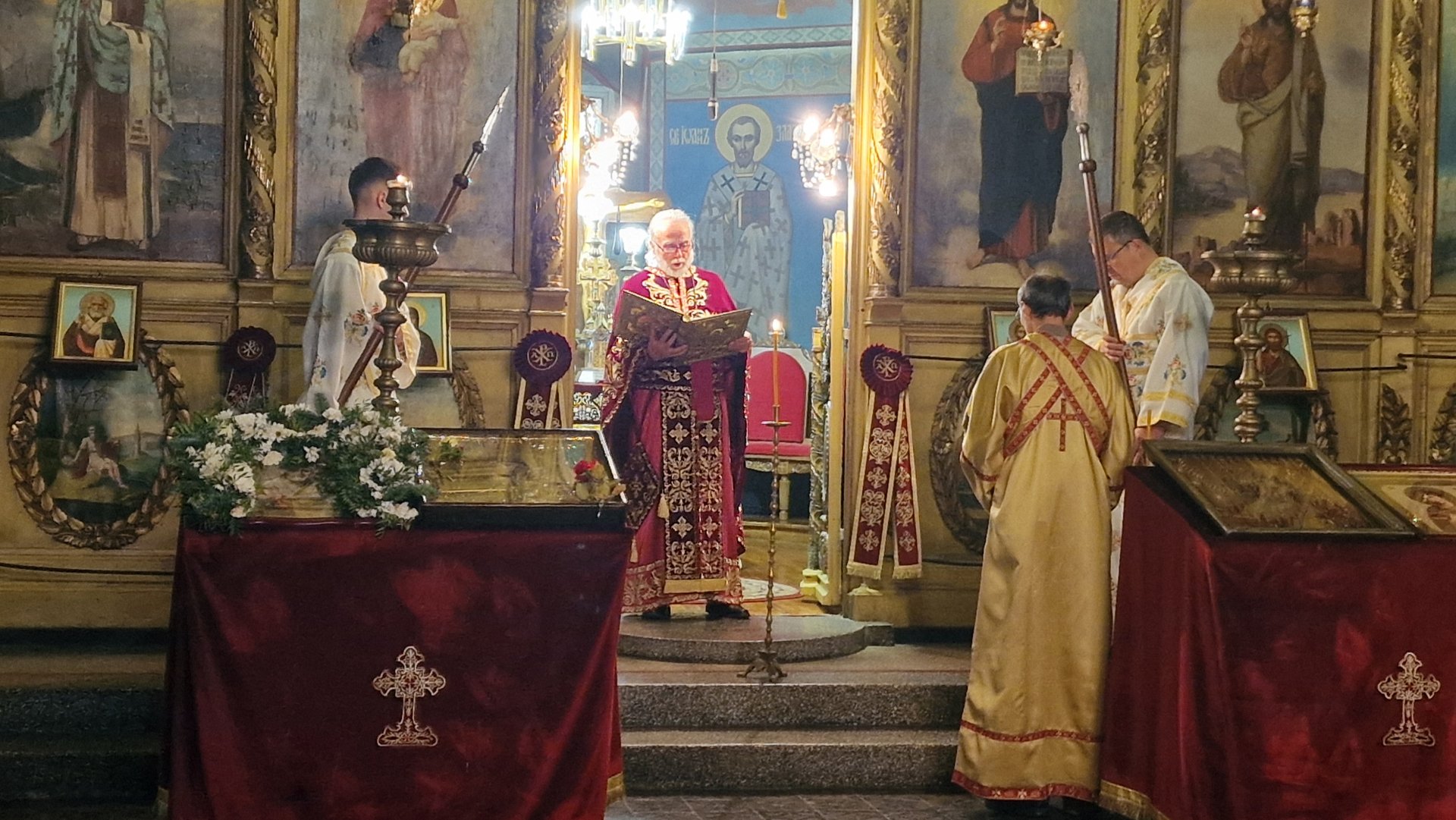 В Разград вярващи се стекоха в храм "Св. Николай Мирликийски Чудотворец" за Рождество Христово. Празничното богослужение оглави архиерейският наместник за Разградската духовна околия отец Георги