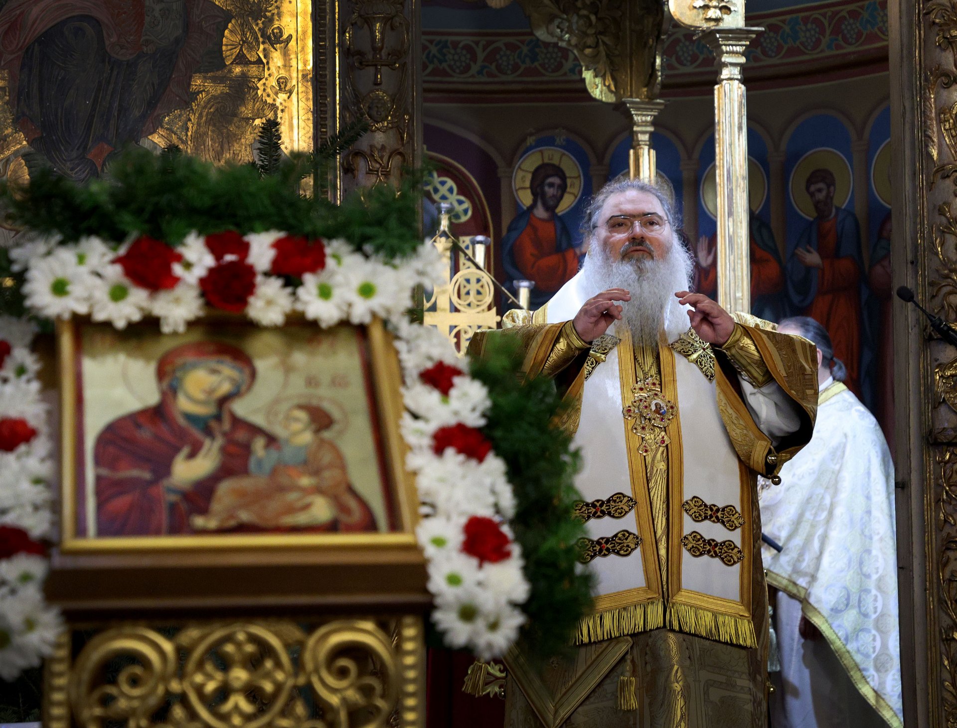 Варненският и Великопреславски митрополит Йоан (на снимката) отслужва тържествена Света литургия на Рождество Христово в стария митрополитски храм на морския град – „Св. Атанасий”