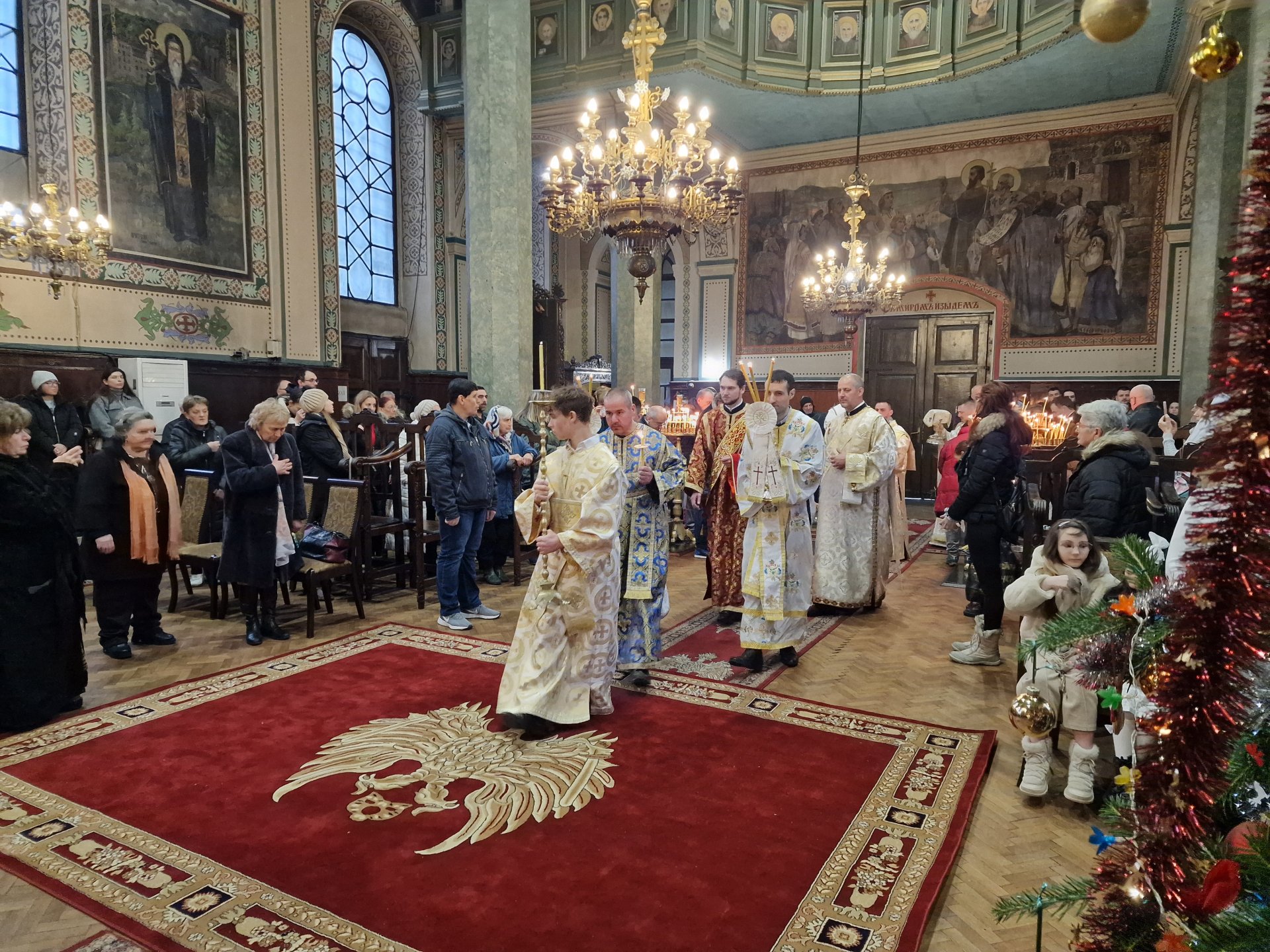 Старозагорският митрополит Киприан възглави Света Златоустова литургия. Десетки вярващи се събраха в храм “Св. Николай” в Стара Загора по повод светлия християнски празник