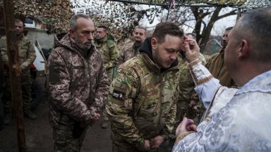 В снимки: Коледа под сянката на войните (галерия)