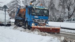 Снегорин и автомобил се сблъскаха на пътя Русе - Бяла, затвориха го