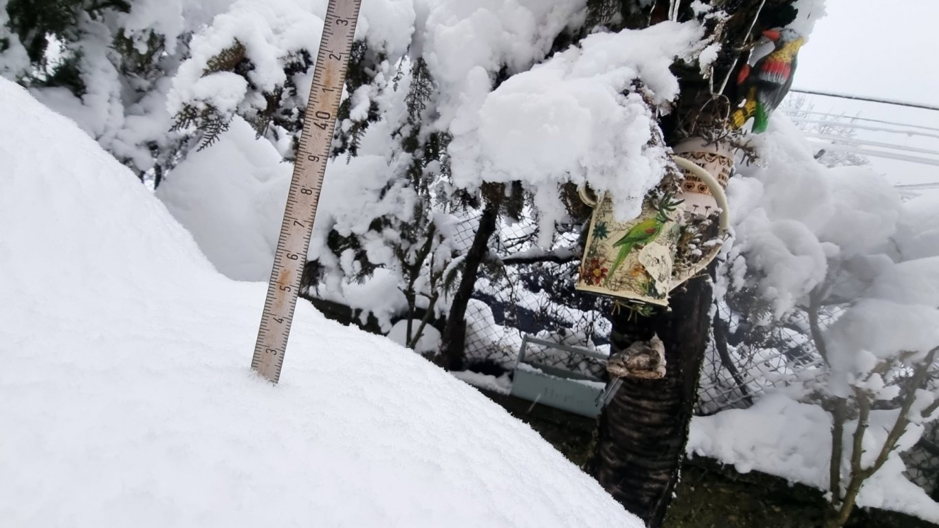 Остава усложнена зимната обстановка, все още има селища без ток