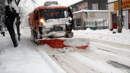 Арест за пиян и дрогиран с 5 вида наркотици младеж и компанията му за побой на шофьор на снегорин 