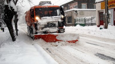 Арест за пиян и дрогиран с 5 вида наркотици мъж и компанията му за побой на шофьор на снегорин 