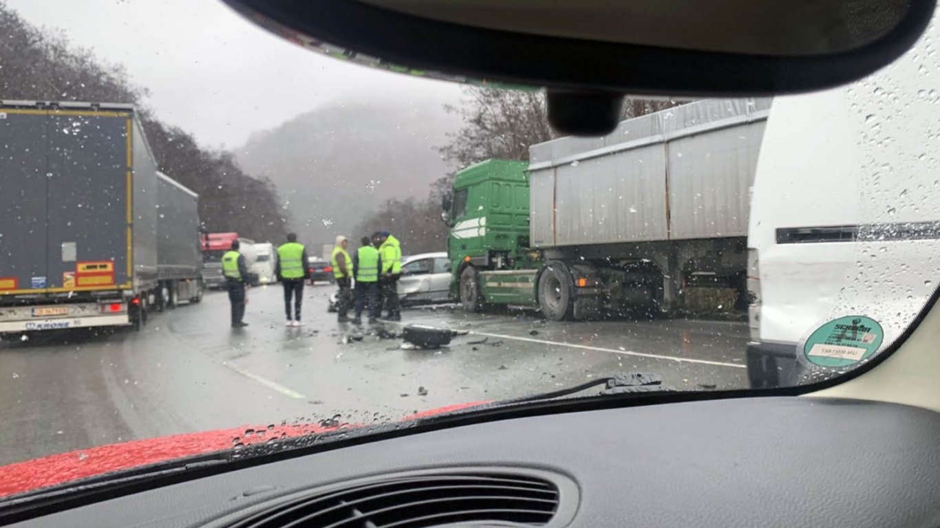 Жена загина в катастрофа между кола и ТИР в Прохода на Републиката