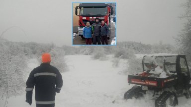 Блокирани за дни без храна и ток: Спасиха бедстващо семейство край Трявна (снимки)