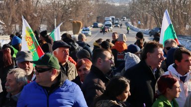 Шести ден без ток: Протестиращи затвориха за час главния път София-Варна (снимки)