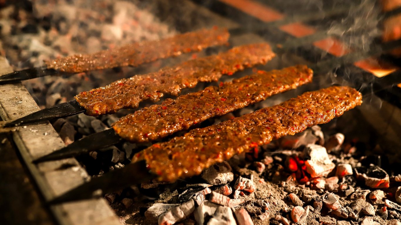 Street food: Адана кебап с чедър и телешки питки