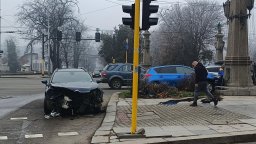 Кола се заби в колоните на "Орлов мост"