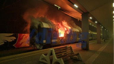 Само в Dir.bg: Вижте горящия вагон на Централна гара, в който загинаха четирима (снимки/видео)