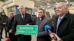 Ден 1 от пълния Шенген: Министри от България и Румъния вдигнаха бариерата на "Дунав мост"