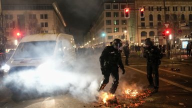 Стотици задържани и над 10 ранени полицаи при празненствата в Берлин (снимки)