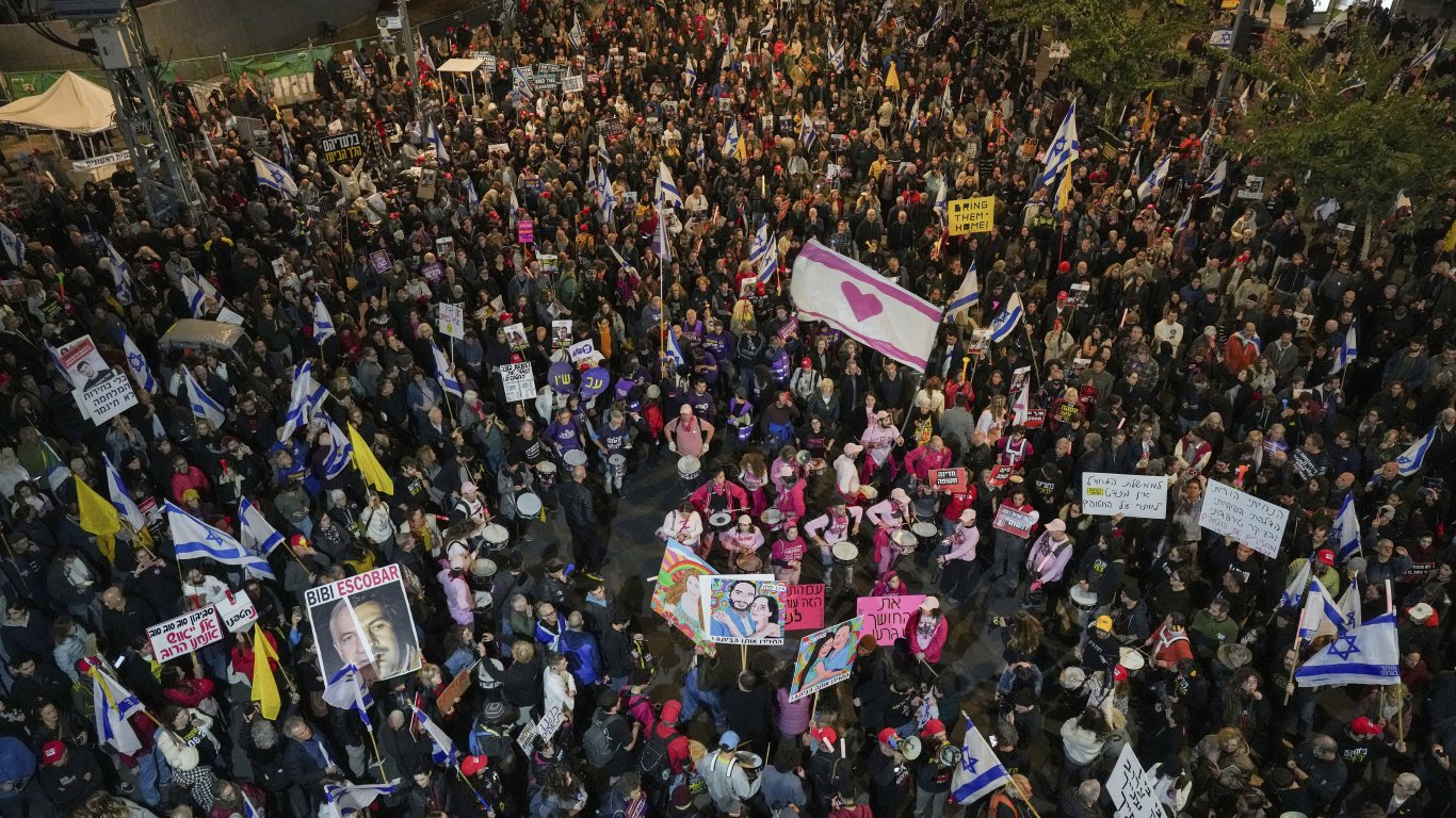 Гняв и сблъсъци между протестиращи и полиция в Тел Авив: Натискът върху кабинета расте