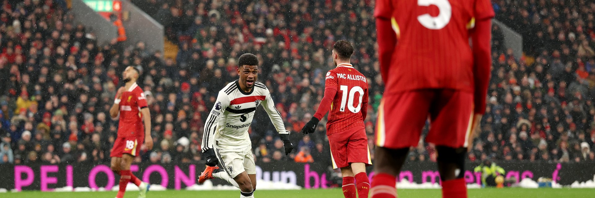 Шоу на "Анфийлд": Юнайтед не се даде на Ливърпул в снежното дерби на Висшата лига