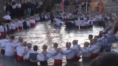 Вижте Леденото хоро на Богоявление във водите на Тунджа (видео)