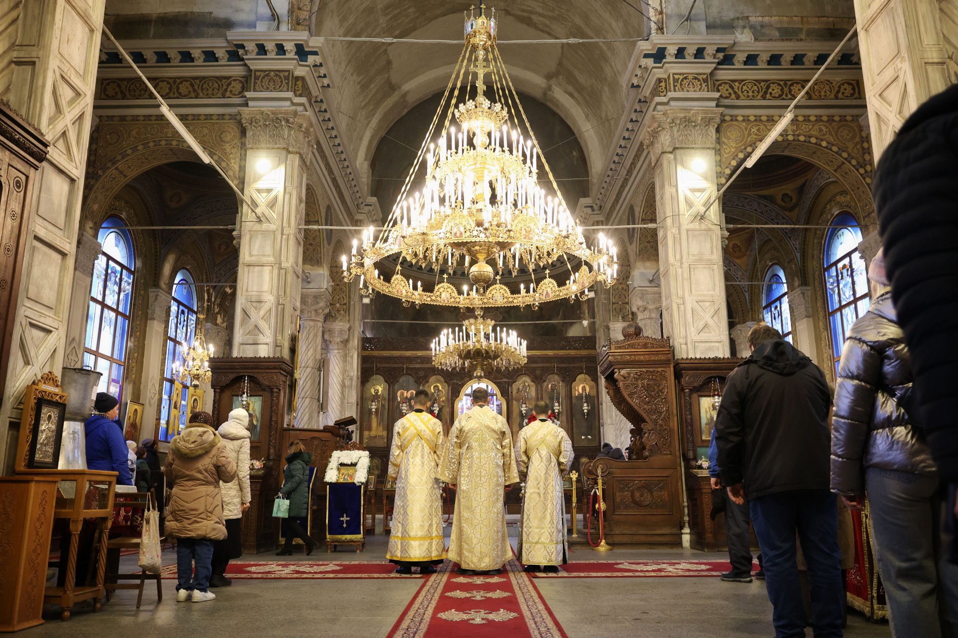 В храм "Св. Св. Кирил и Методий" в Бургас Негово Високопреосвещенство Сливенският митрополит Арсений и представители на бургаското духовенство отслужиха празнична света литургия