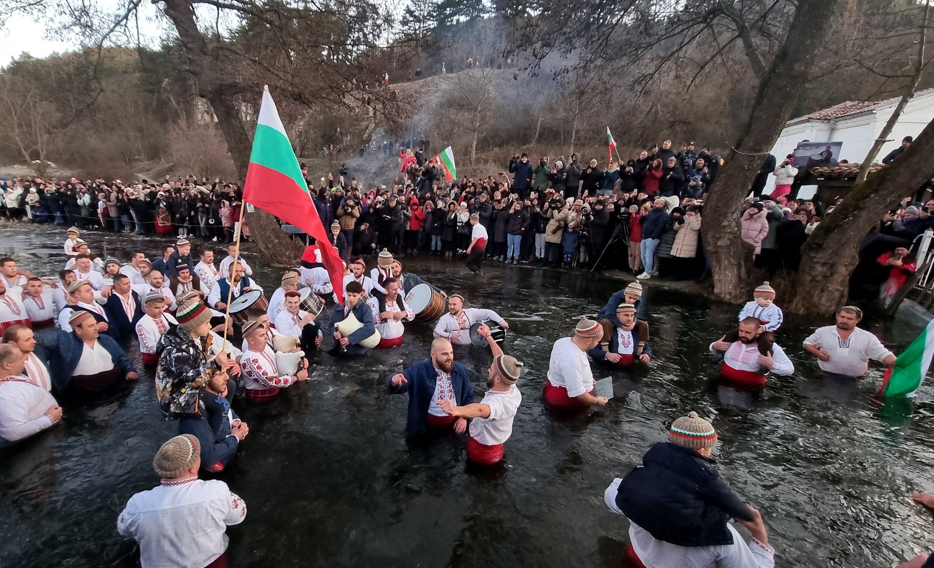 Леденото хоро на Богоявление във водите на Тунджа