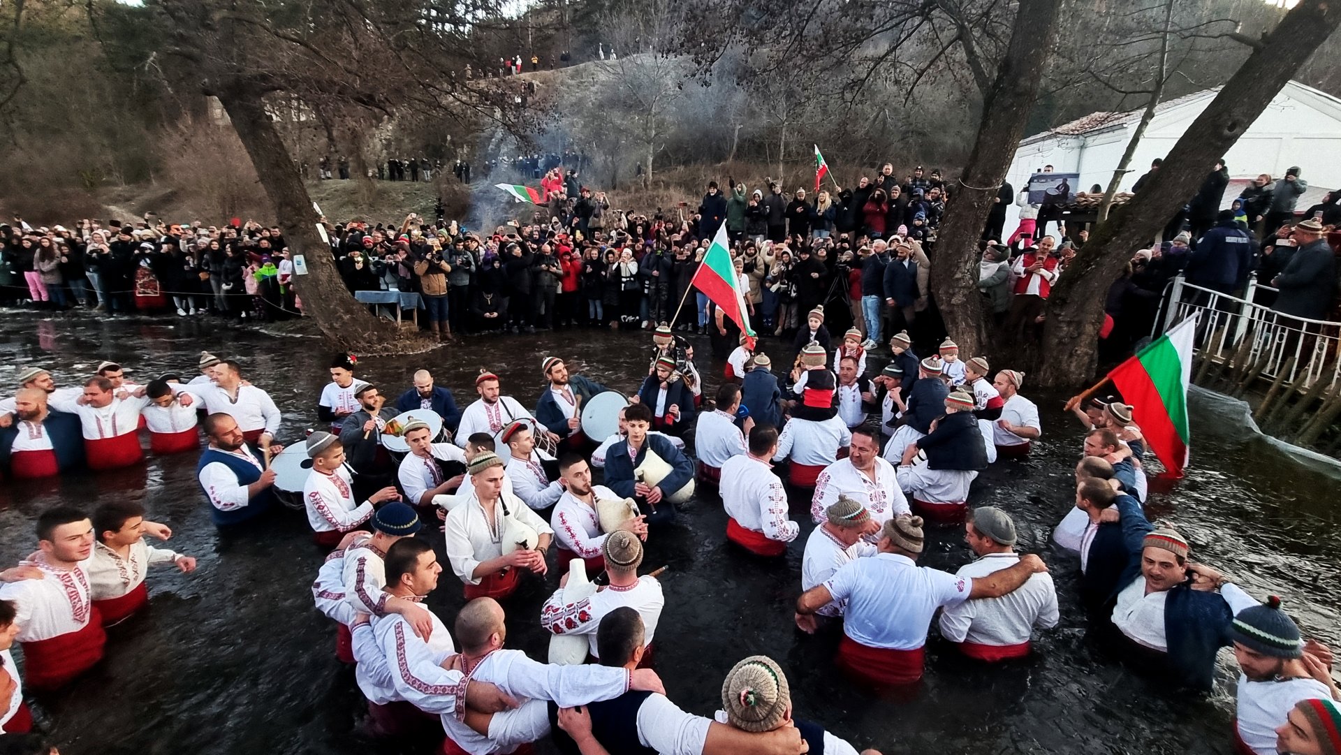 Леденото хоро на Богоявление във водите на Тунджа