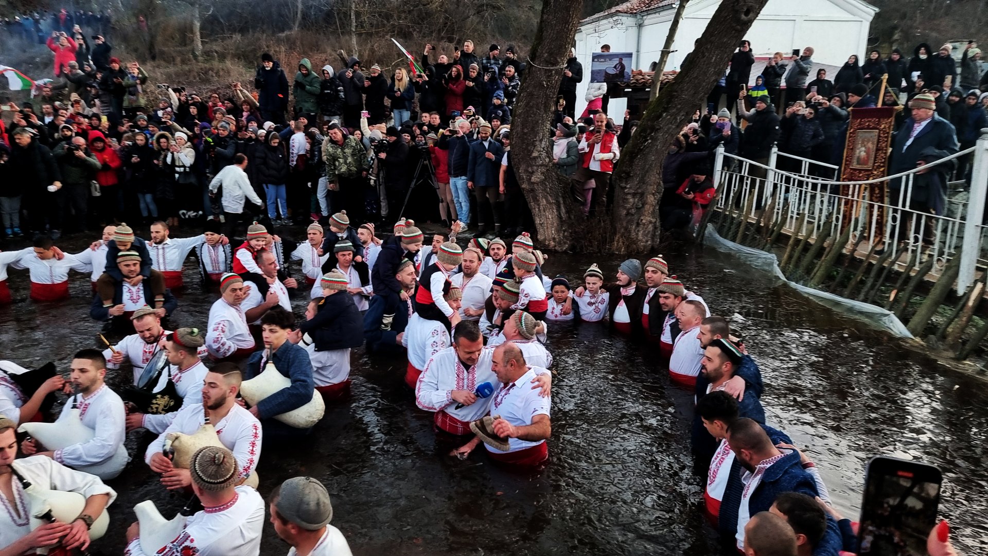 Леденото хоро на Богоявление във водите на Тунджа