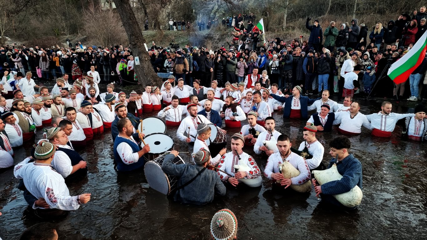 Вижте Леденото хоро на Богоявление във водите на Тунджа (снимки/видео)