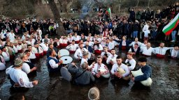 Вижте Леденото хоро на Богоявление във водите на Тунджа (видео)