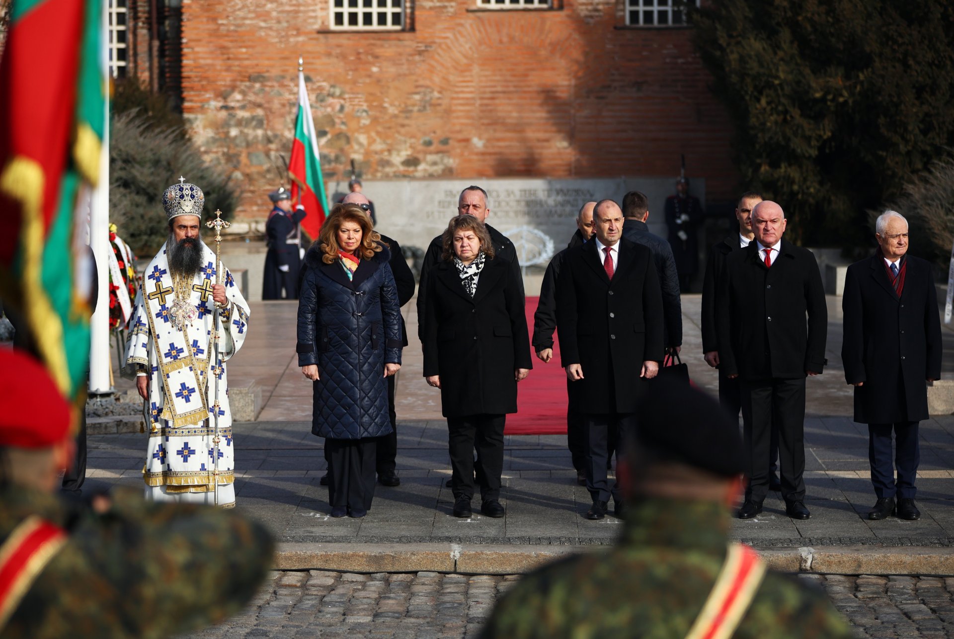 Патриарх Даниил, вицепрезидентът Илияна Йотова, председателят на Народното събрание Наталия Киселова, президентът Румен Радев и служебният премиер Димитър Главчев, служебният министър на отбраната Атанас Запрянов