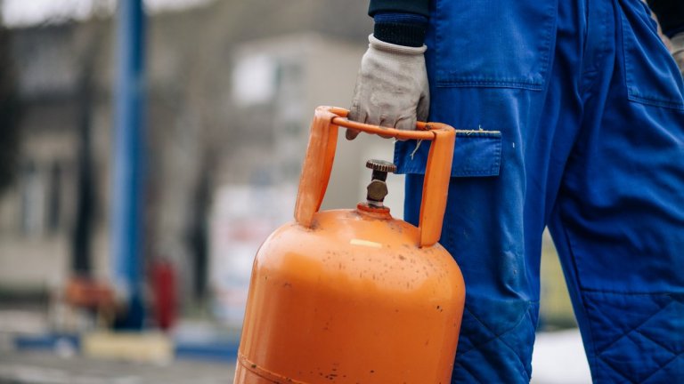 Трима мъже с опасност за живота след взрив на газова бутилка, заредена на бензиностанция