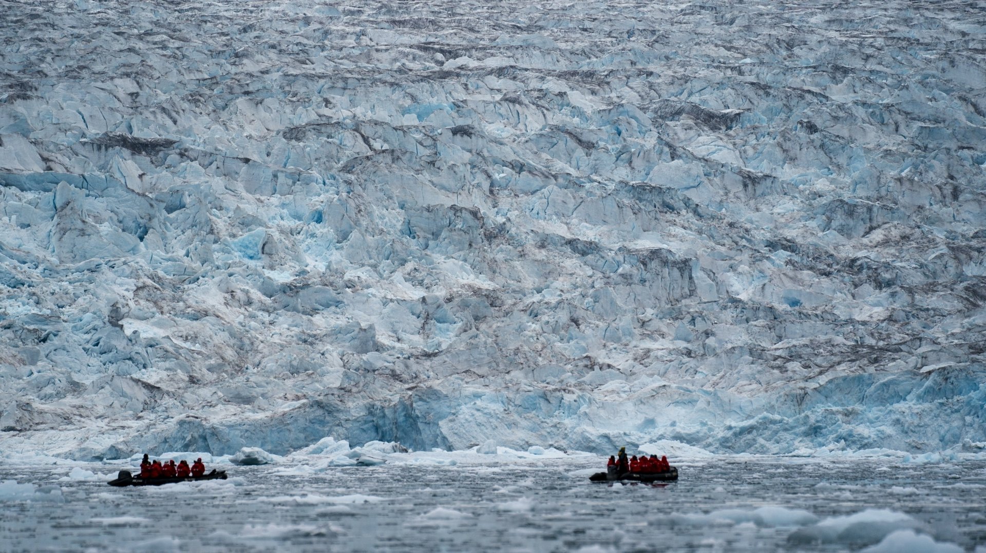 Две групи от туристическата компания Poseidon Expeditions разглеждат ледник в Scoresby Sund на 7 септември 2023 г. в Гренландия