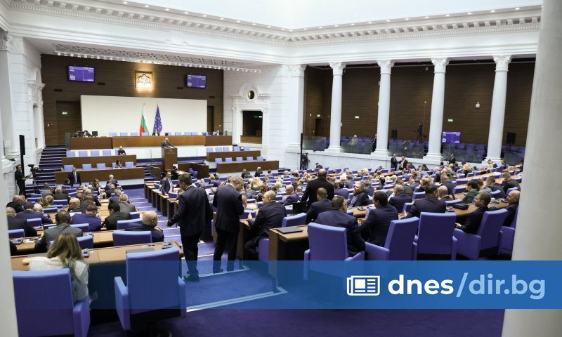 Депутатите гласуват в този час първия вот на недоверие към