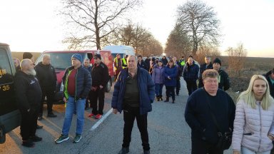 Стотици жители на Лом протестираха заради зловещи дупки на пътя за Козлодуй