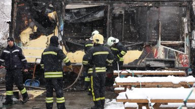 Павилион за бързо хранене се запали в центъра на София (снимки/видео)