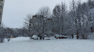 Снегът продължава да трупа, очакват се нови 20 см, в сила е жълт код за 10 области