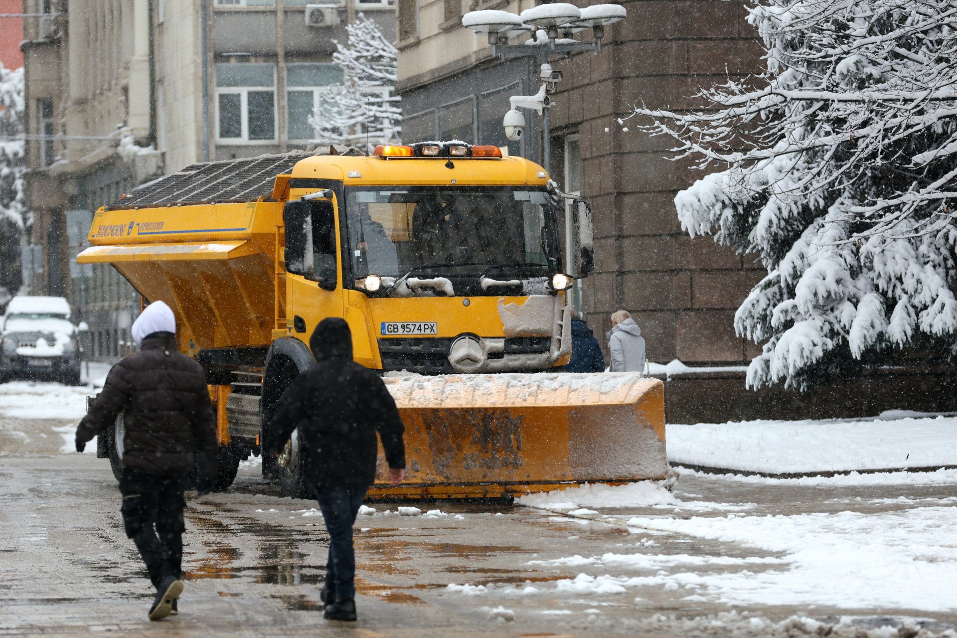 Снегорини чистят в София, започна обработка на местата около спирките за градскиятранспорт