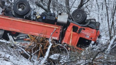 Снежни неволи: Камион се преобърна по таван в Пловдив, друг край Бяла разпиля лимони