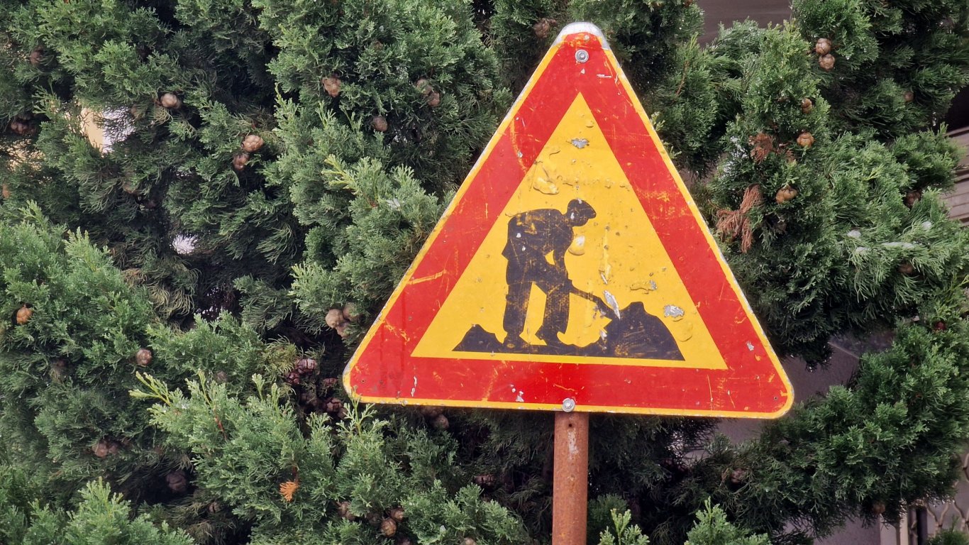 Къща се руши заради съседен строеж в столичния кв. "Обеля"
