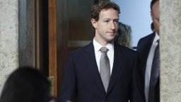 Зукърбърг: AI сплесква структурата и заменя цели екипи в Meta