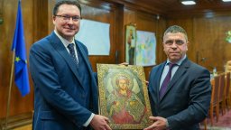 Митов: Практиката МВР да купува икони срещу катастрофи е въведена от кабинета "Петков"