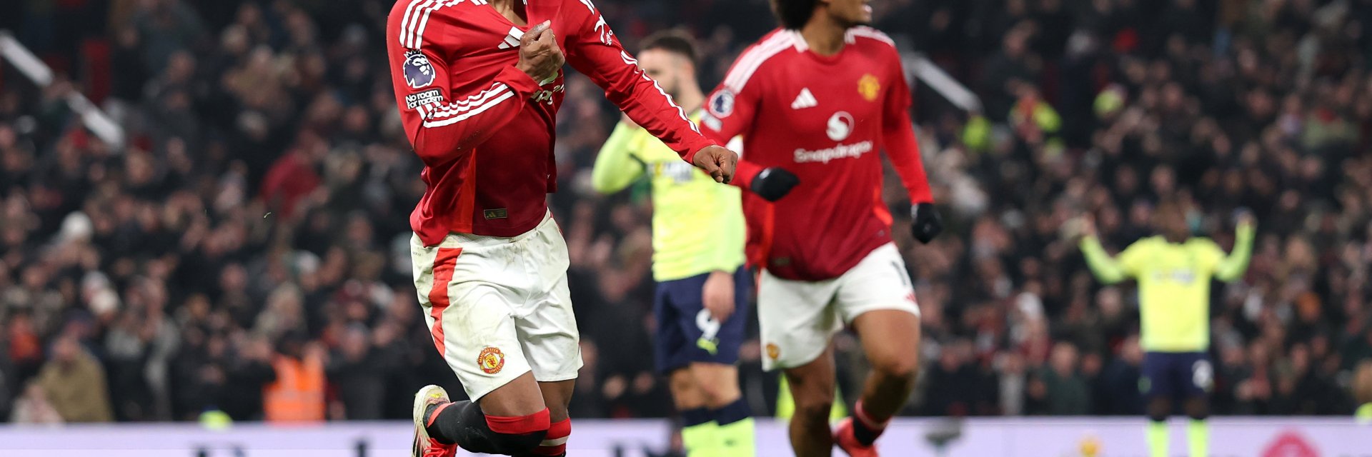 Късен хеттрик измъкна Юнайтед от издънка срещу най-слабия в Премиър лийг