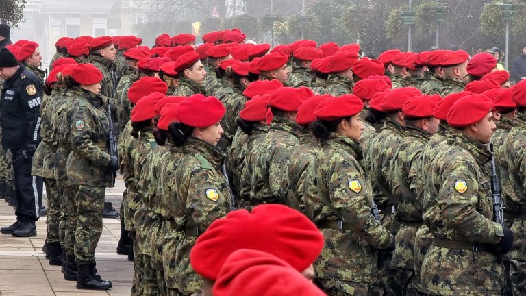 Заплатите на военните скочиха с 30 процента, най-ниският щат става 2296 лв.