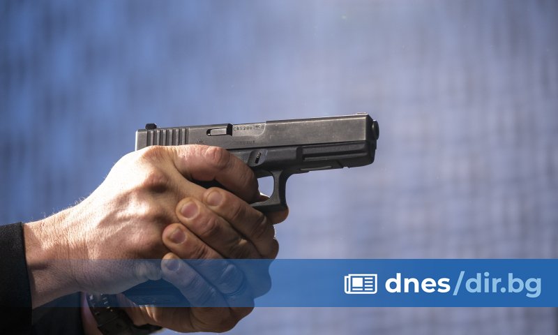 Куршум от пистолета на полицай се заби в офис в