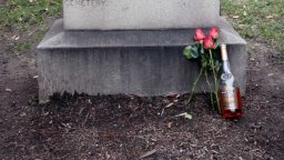 Облечен в черно мъж в продължение на 60 г. оставя рози и коняк на гроба на Едгар Алън По