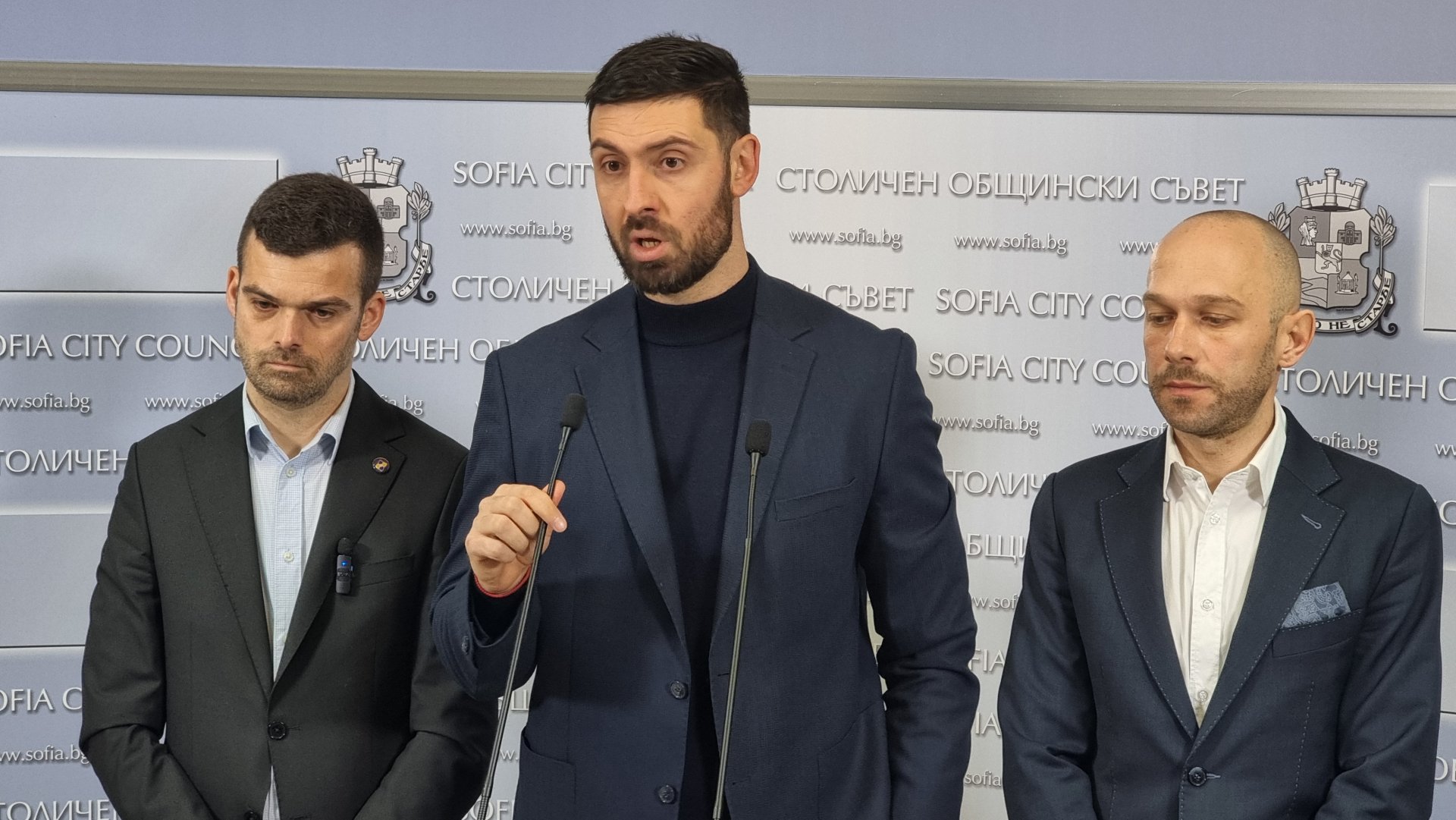 Брифинг в Столичния общински съвет на общинските съветници Христо Копаранов (вляво), Димитър Шалъфов (в средата), Димитър Петров (вдясно) - членове на Управителния съвет на фондация "София - Европейска столица на спорта" 