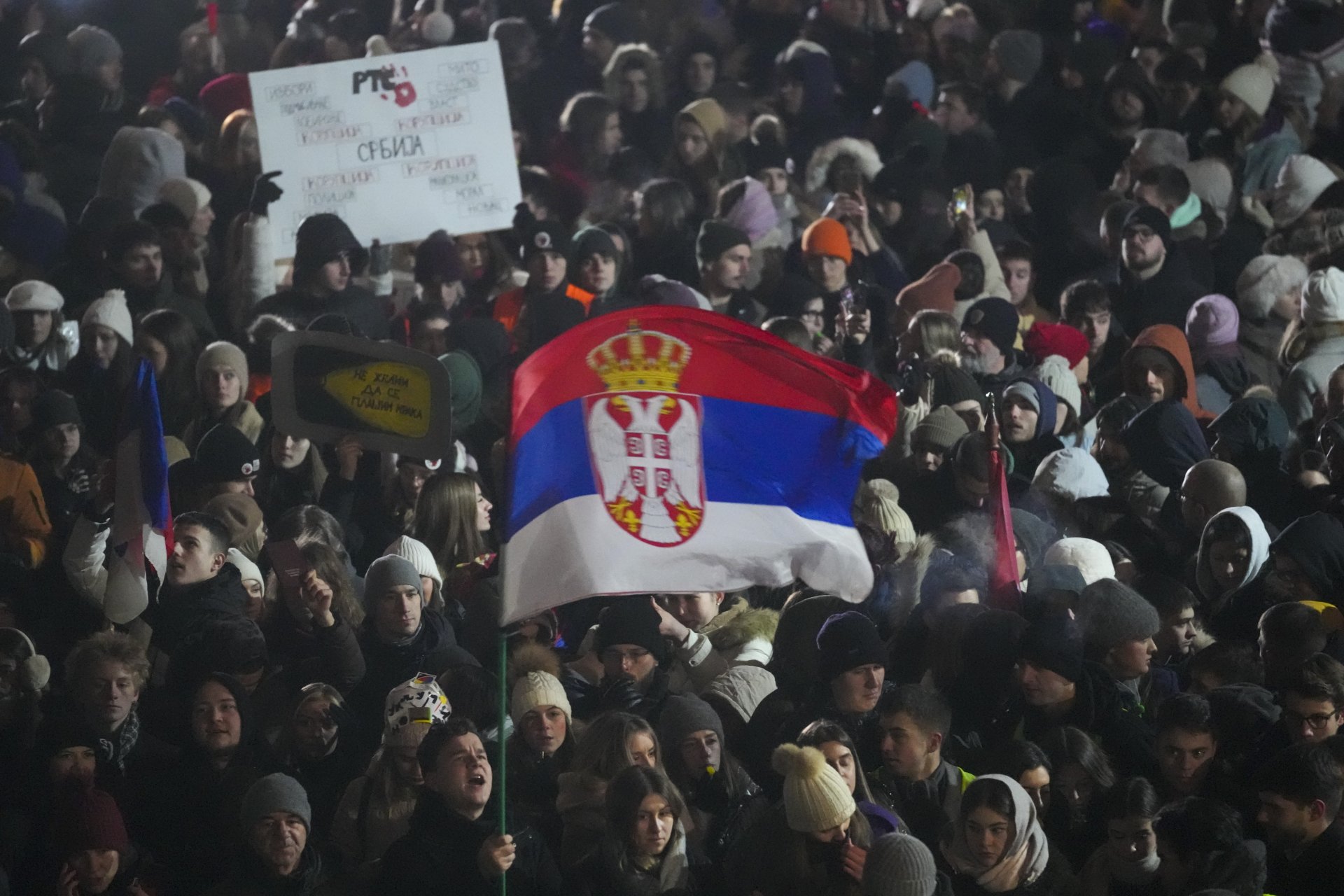 Протест пред централата на държавната телевизия, ден след като млад протестиращ студент беше блъснат от кола и тежко ранен в Белград, 17 януари 2025 г.