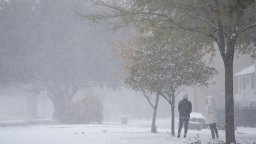 Жълт код за осем области в Южна България за очаквани валежи и поледици за днес  