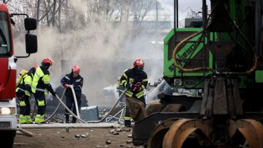 Големият пожар в Бургас вече е локализиран, една жена е в болница