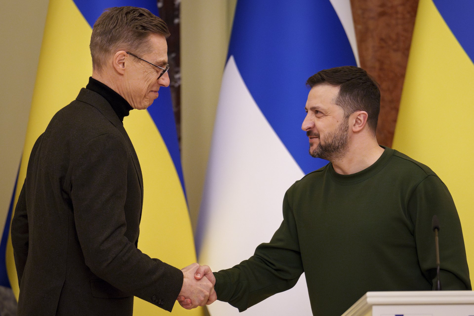 Президентите на Финландия - Александър Стуб, и на Украйна - Володимир Зеленски
