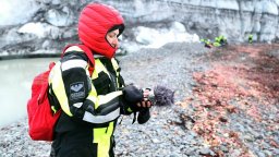 Музикантът Марина Великова записва звуците на Антарктика