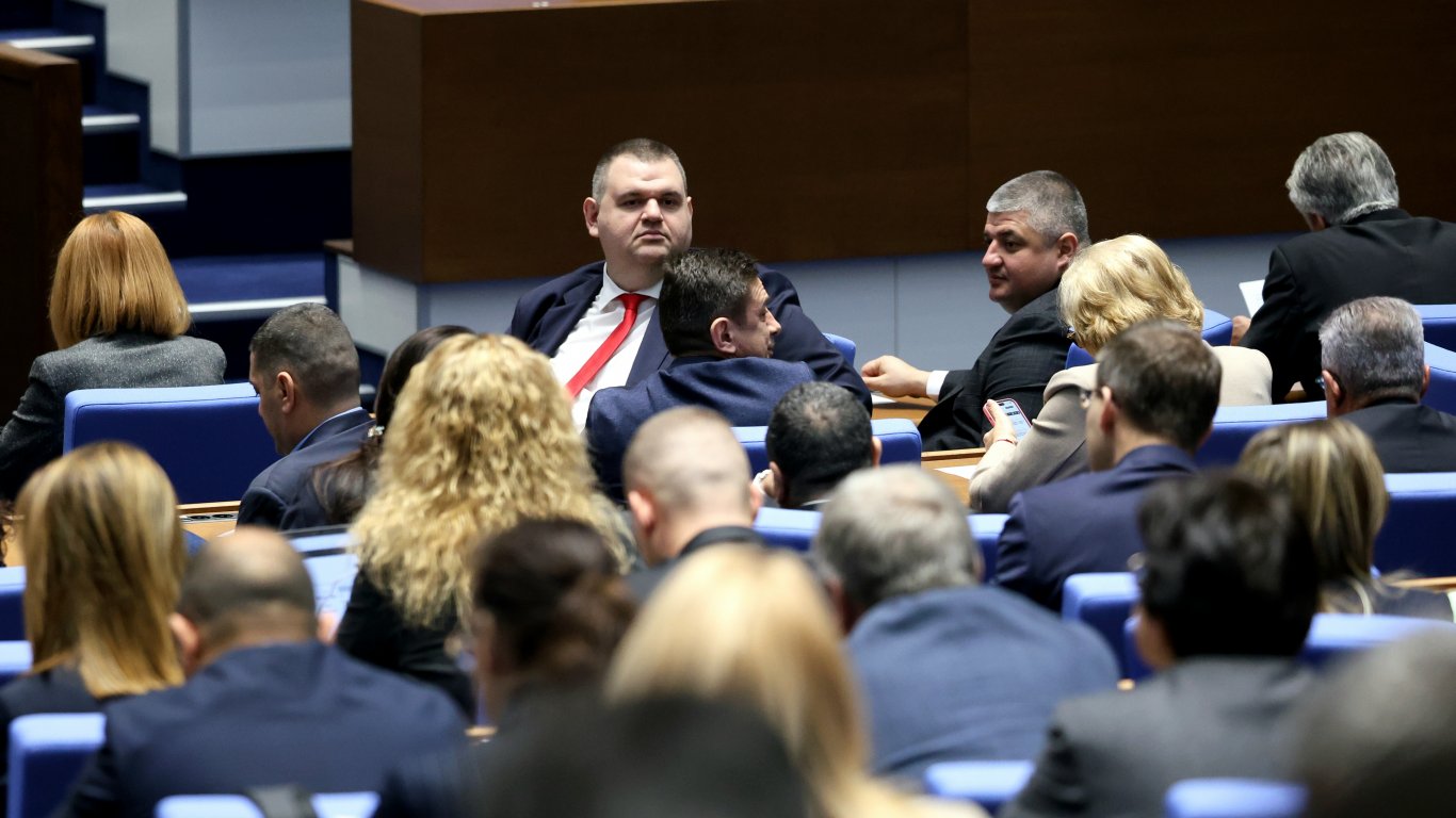 ДБ подаде сигнал до ГДБОП за пътувания и съмнения около обществени поръчки